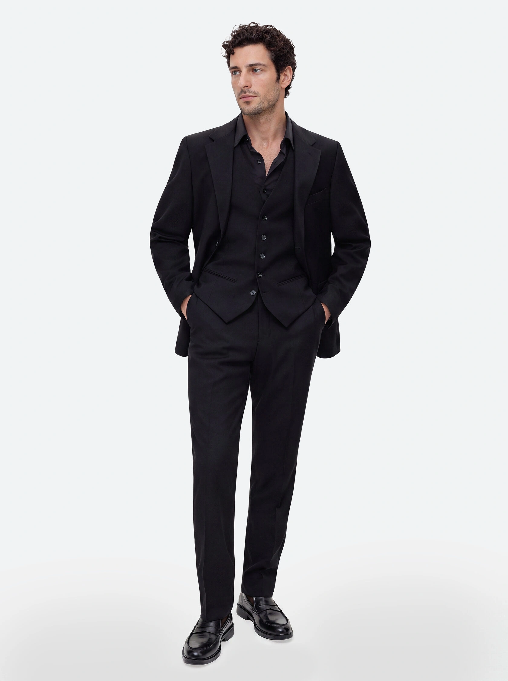 Чёрный костюм